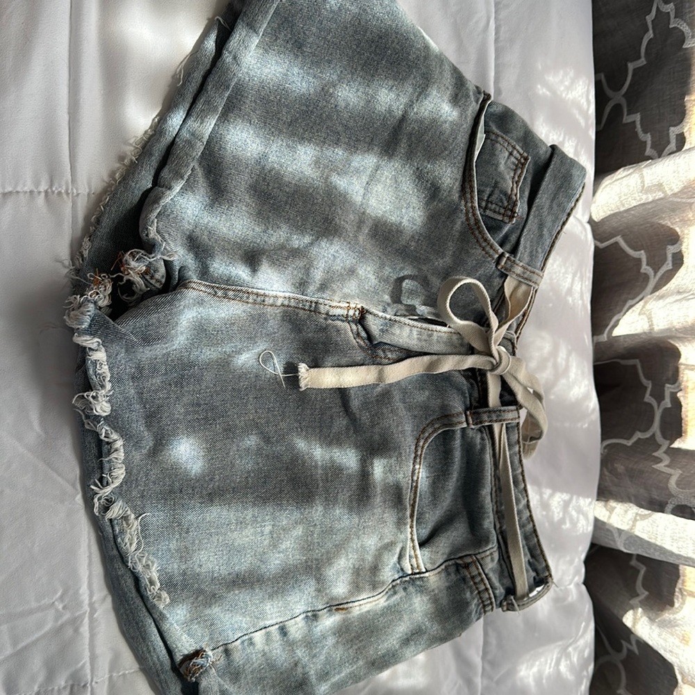 Super cute women jean shorts with a cute belt